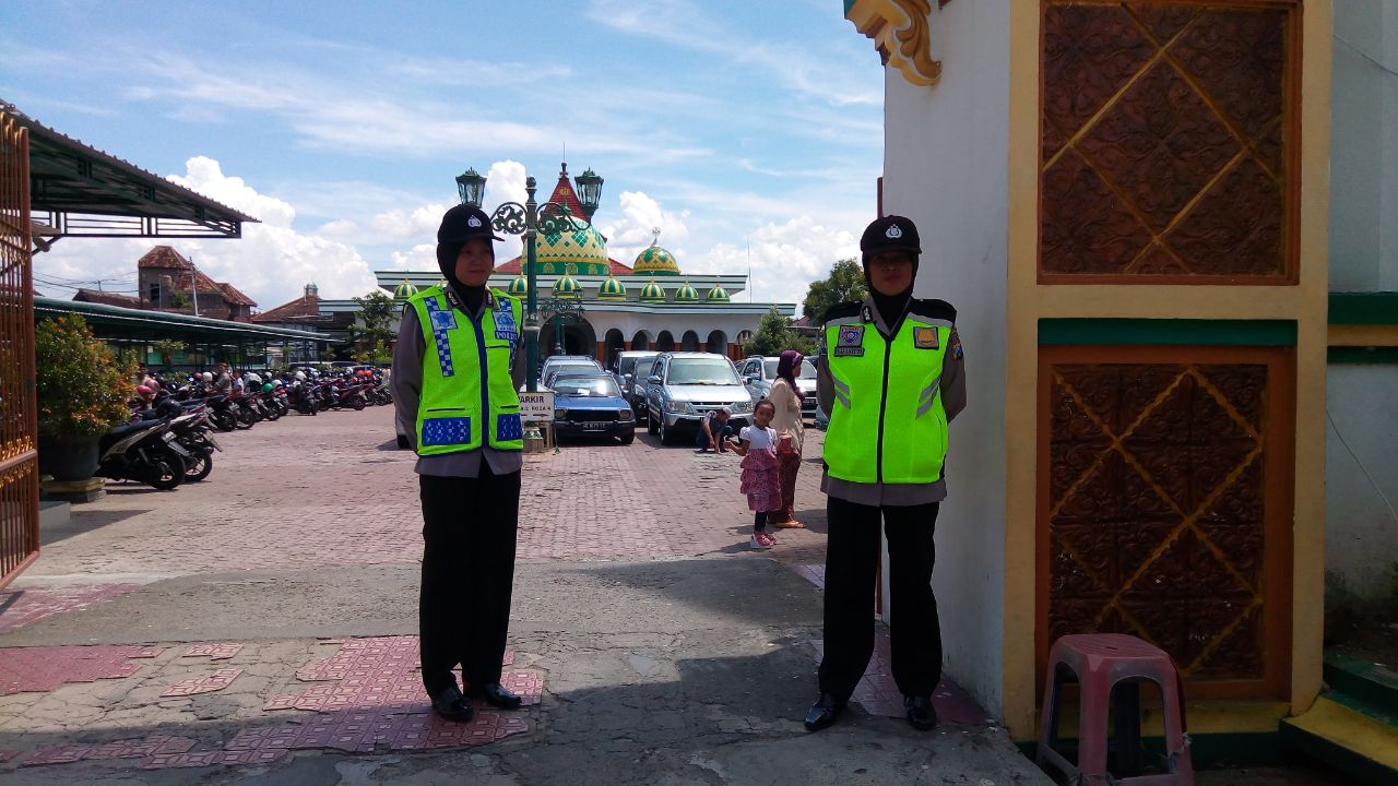 Polwan bertugas menggantikan polisi laki-laki berjaga.