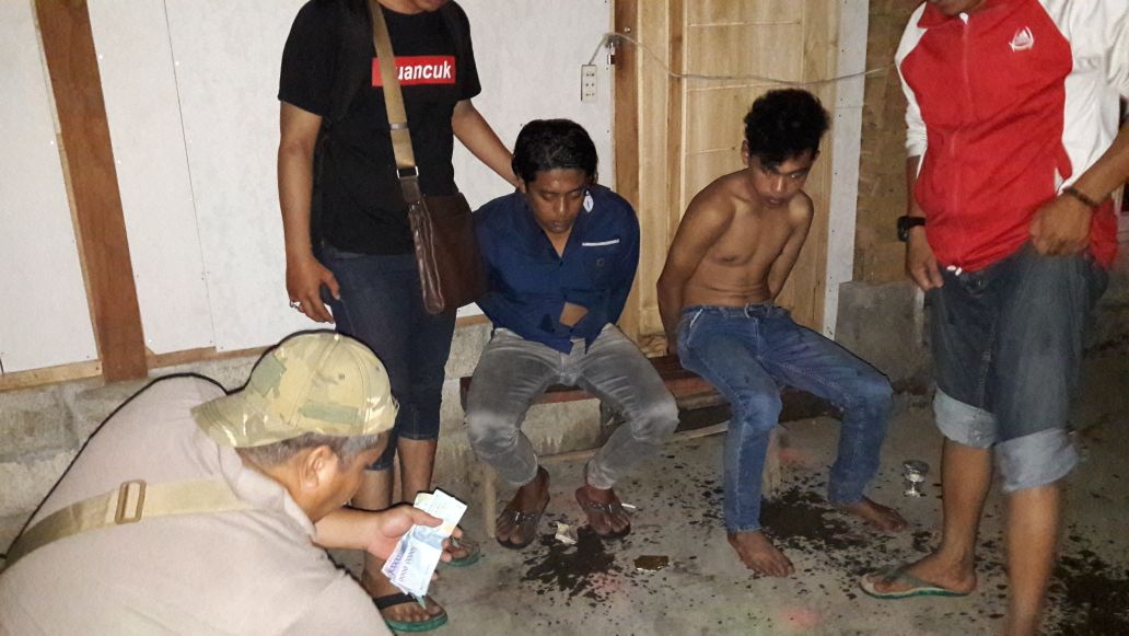 Kedua pelaku saat dibekuk polisi/ foto: Istimewa