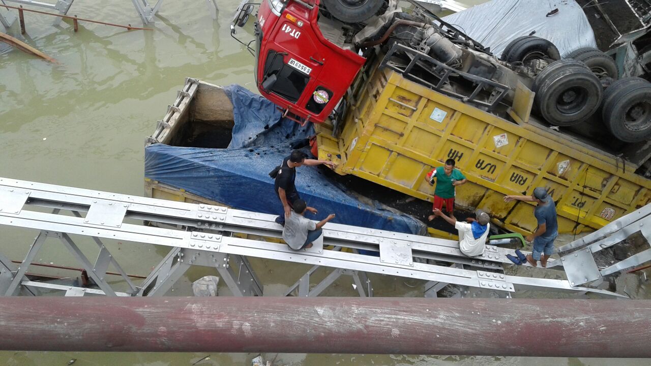 Video: Jembatan di Babat Putus, Truk Berjatuhan ke Sungai