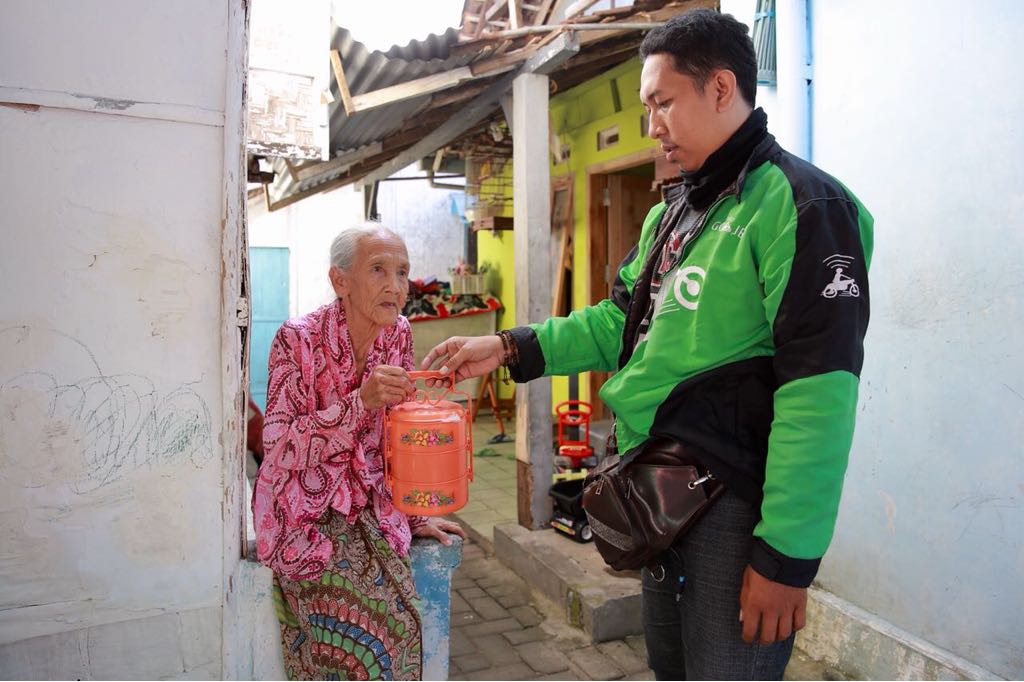 Nenek Hindun saat menerima program rantang kasih