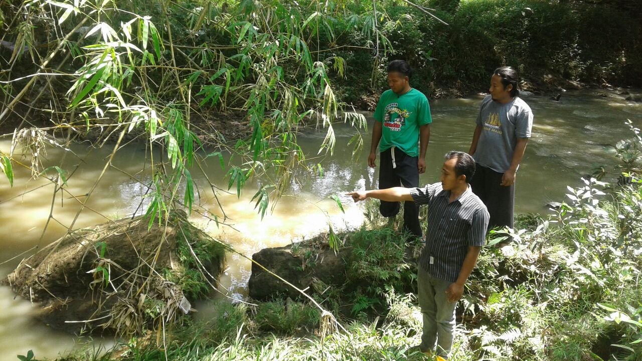 Warga menunjukkan tempat kejadian perkara.