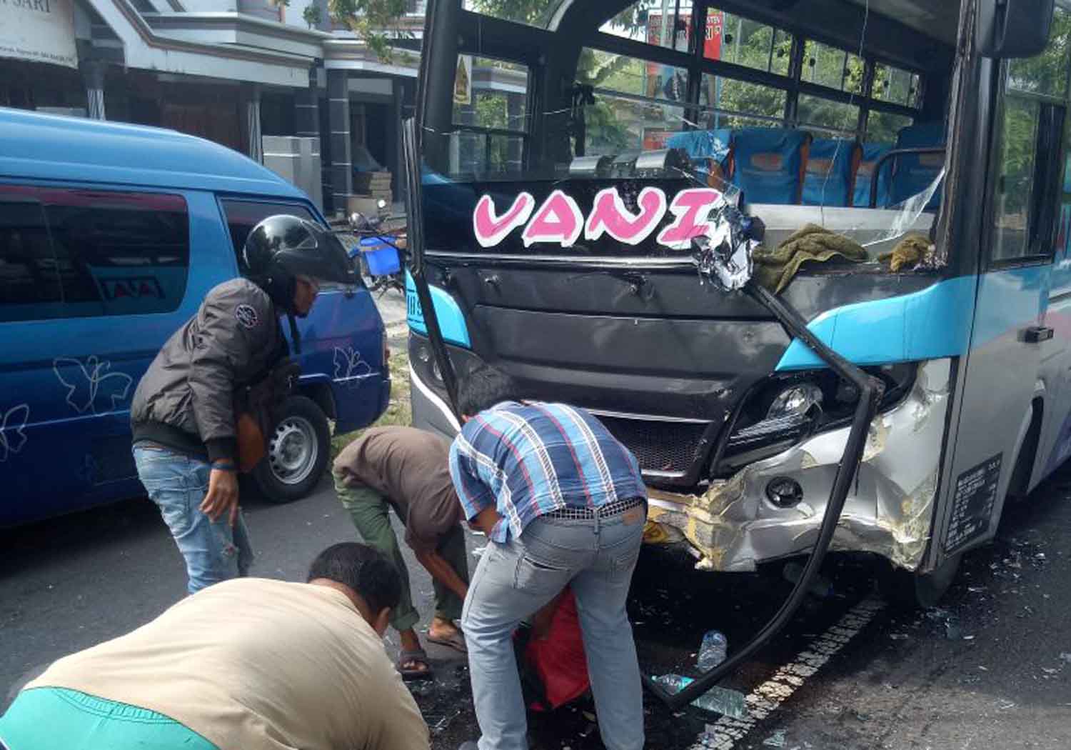 Warga membersihkan bekas kecelakaan