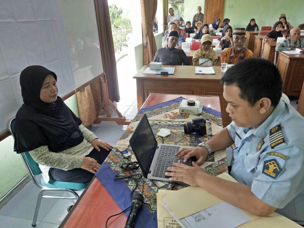 Salah satu model pelayanan jemput bola Imigrasi Madiun