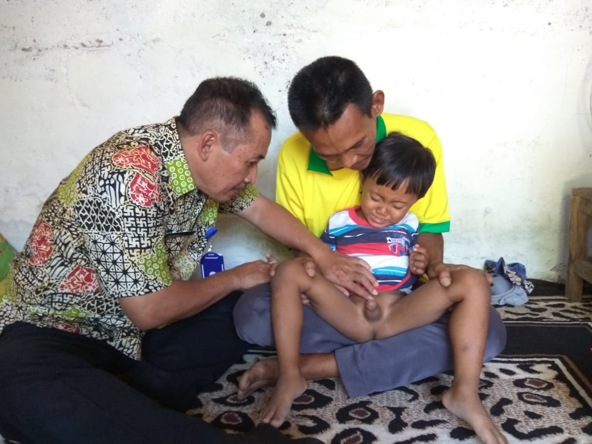 dr Taufik Hidayat saat memeriksa Aidan yang mengaku disunat makhluk astral