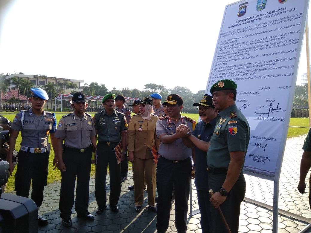Babinsa Bhabinkamtibmas dan Kades Tandatangani Ikrar Pilkada Aman