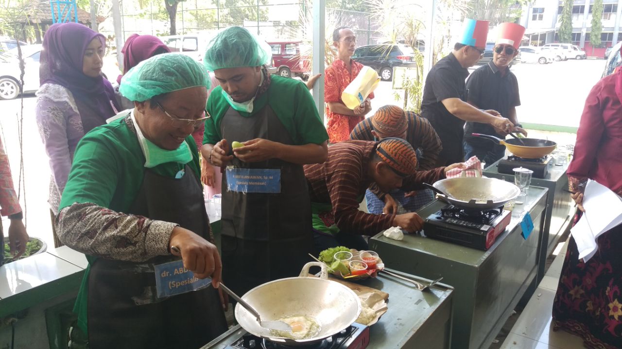 Lomba memasak yang digelar di Unitomo