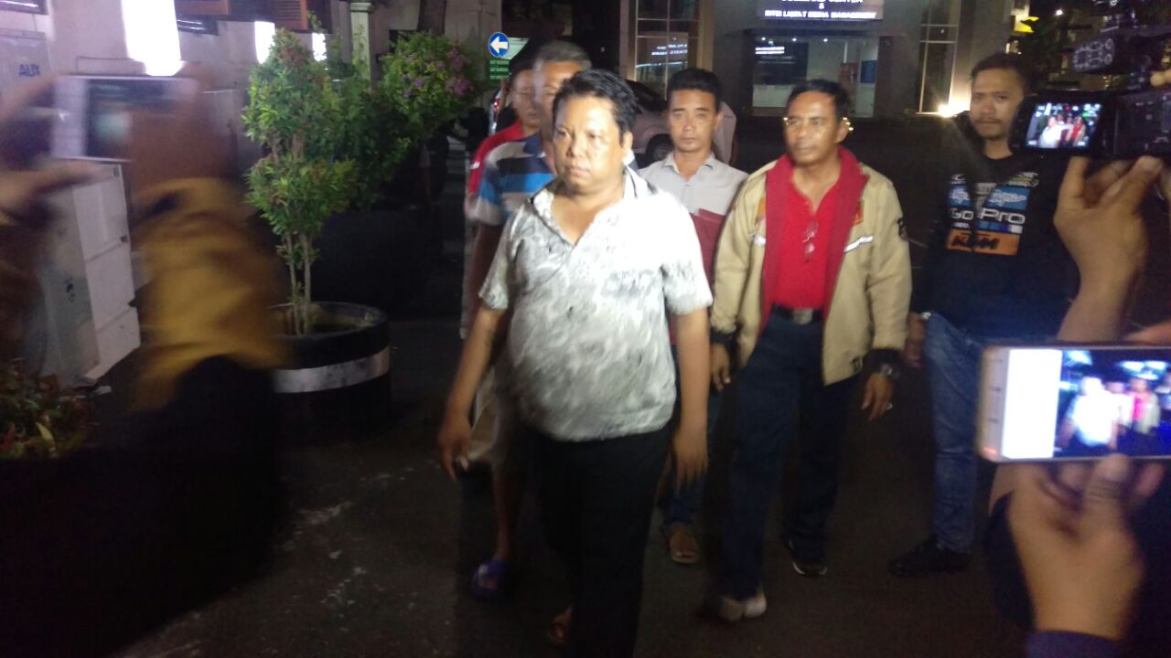 Tersangka penjual sekaligus produsen miras oplosan, di Mapolrestabes Surabaya.