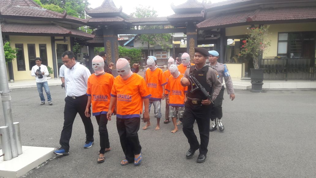 Tersangka didampingi petugas