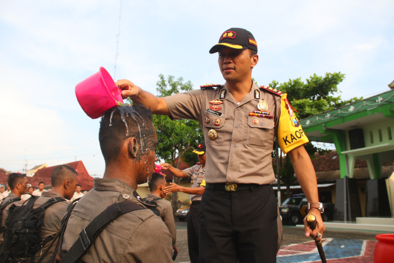 Kapolres Ngawi menyiram bintara muda di Mapolres.