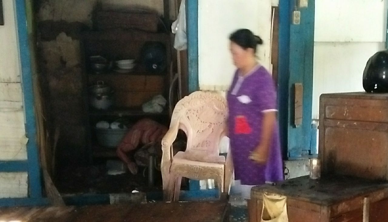 Warga membersihkan bekas kebakaran