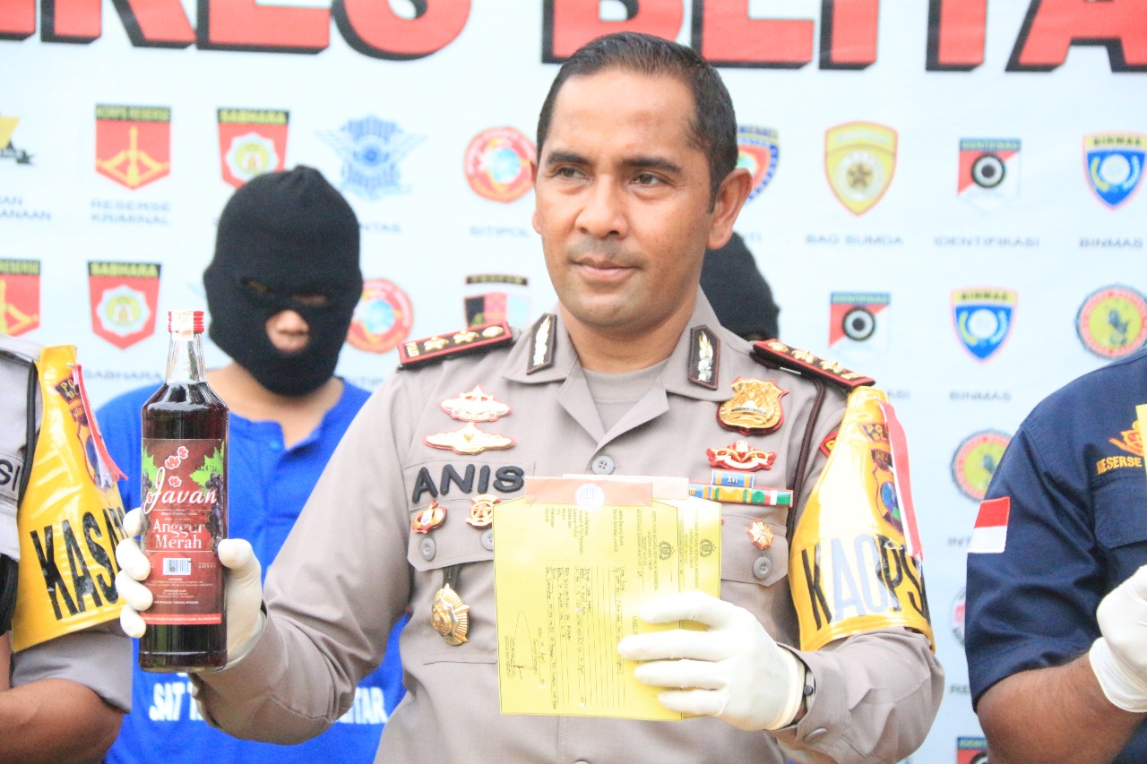 Petugas menujukkan barang bukti