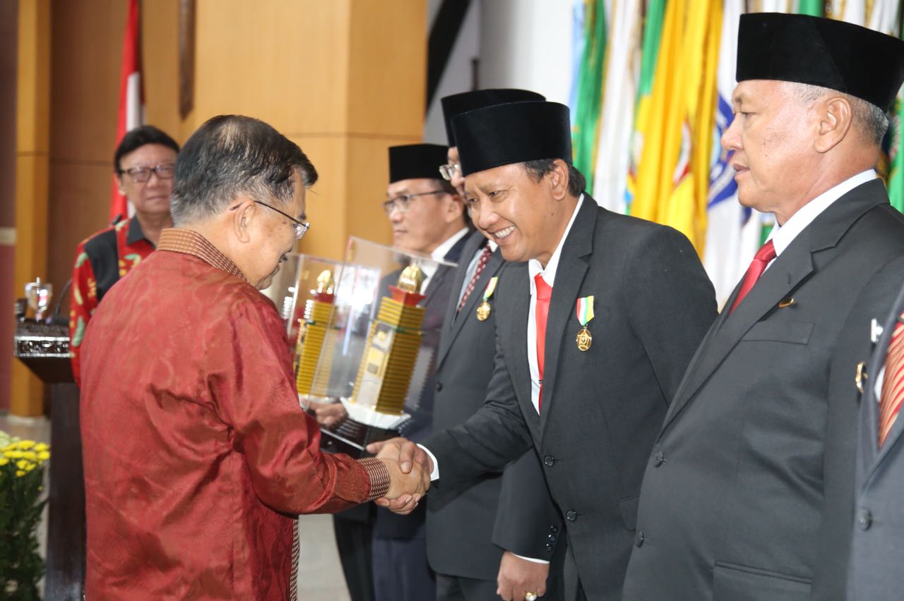 Wapres Serahkan Penghargaan ke Bupati Irsyad & 8 Kepala Daerah Lainnya