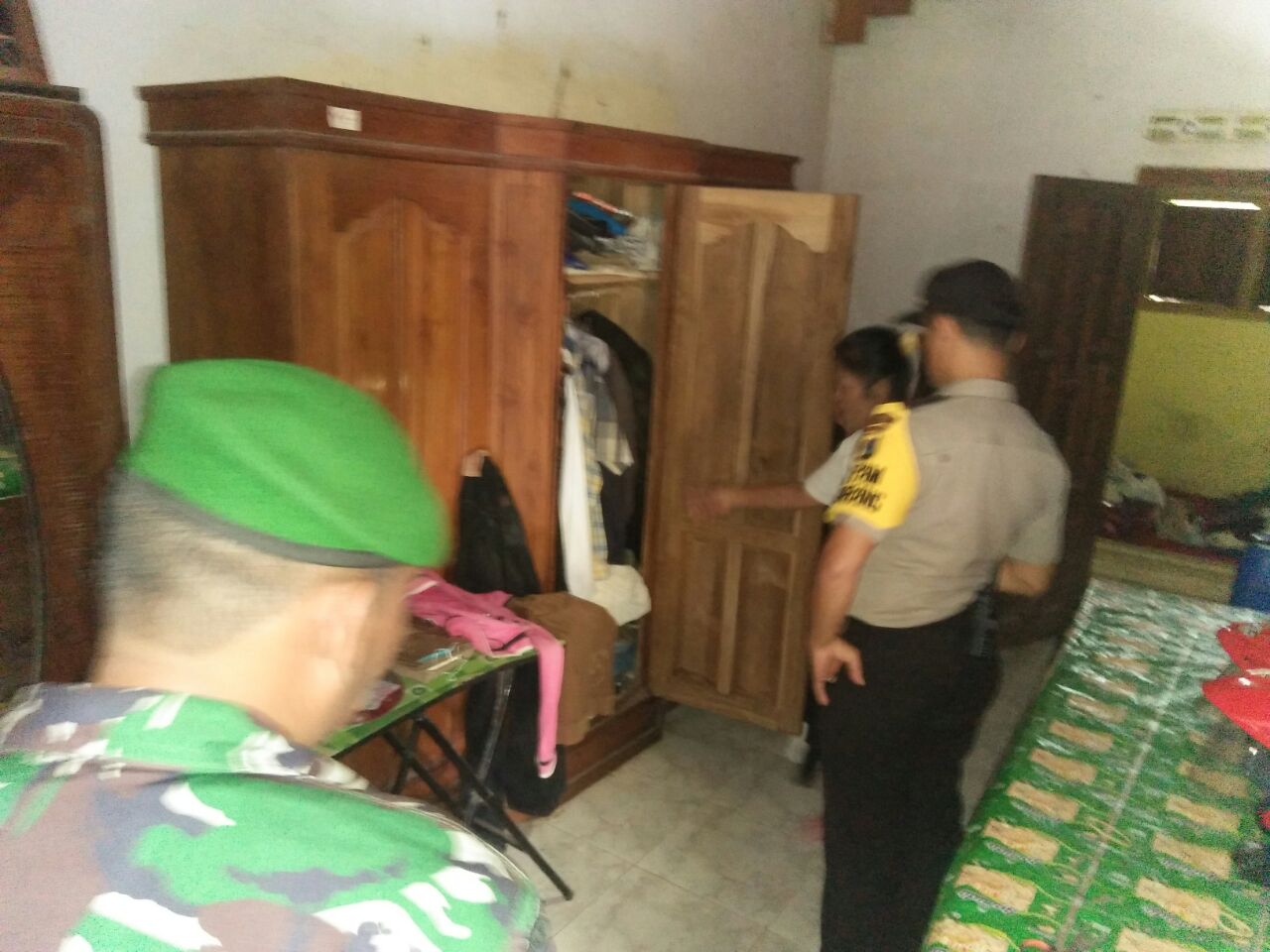 Petugas menemukan miras tersimpan dalam lemari pakaian