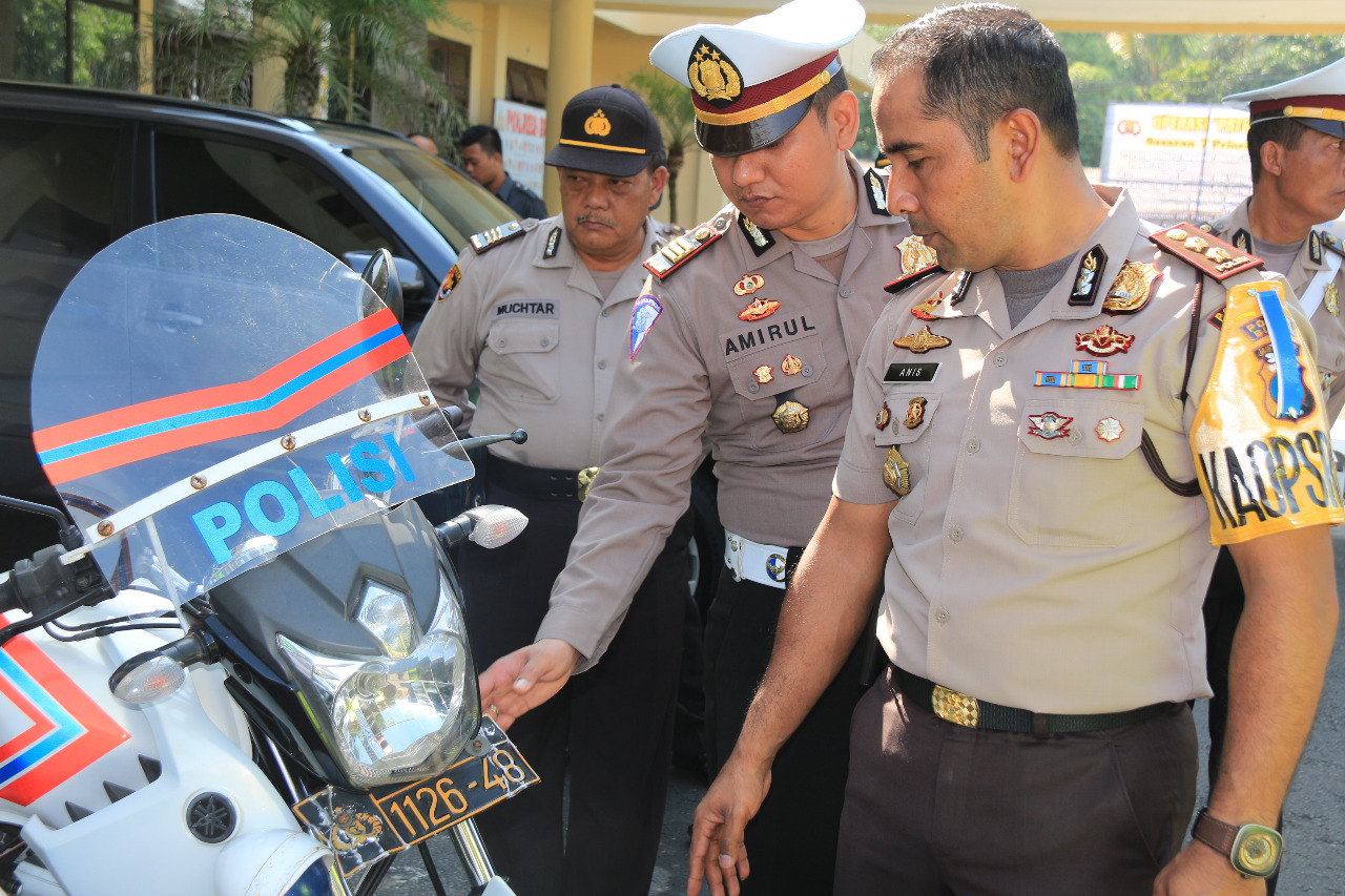 Kasatlantas Polres Blitar AKP Amirul Hakim, saat mengecek kendaraan operasional anggota
