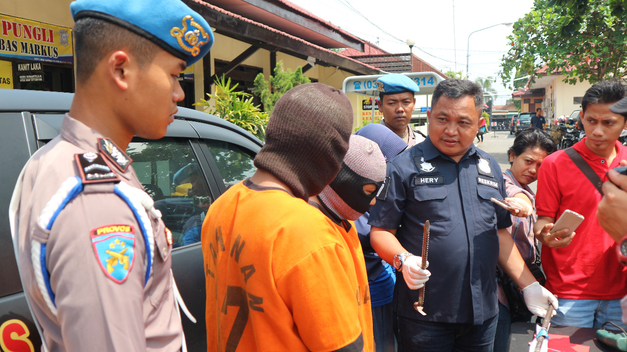 Petugas menunjukkan barang bukti dan tersangka