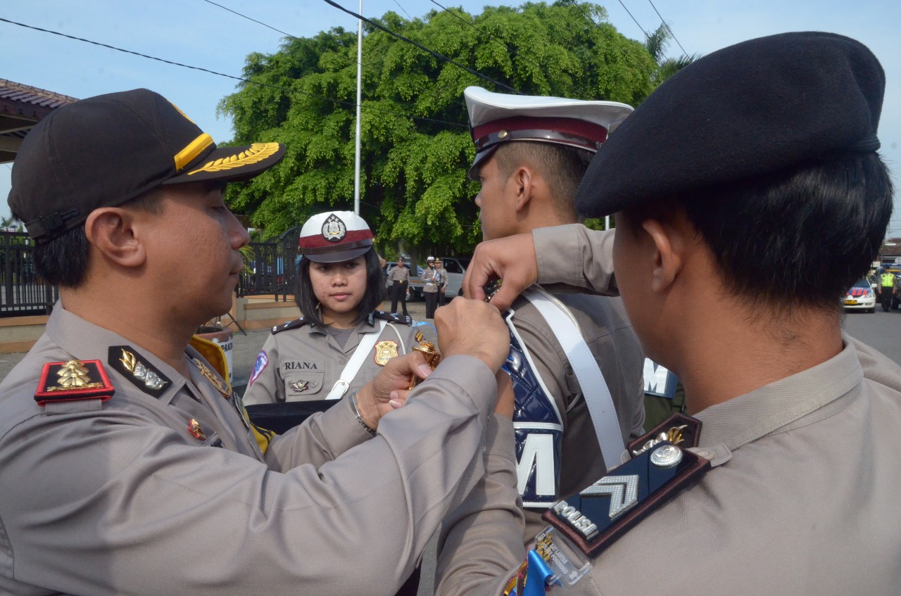 Kapolres Ponorogo AKBP Radiant menyematkan tanda dimulainya operasi patuh semeru
