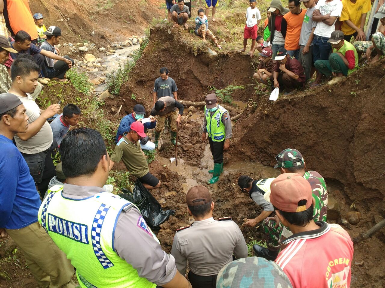 Petugas dibantu warga melakukan evakuasi kerangka manusia yang ditemukan