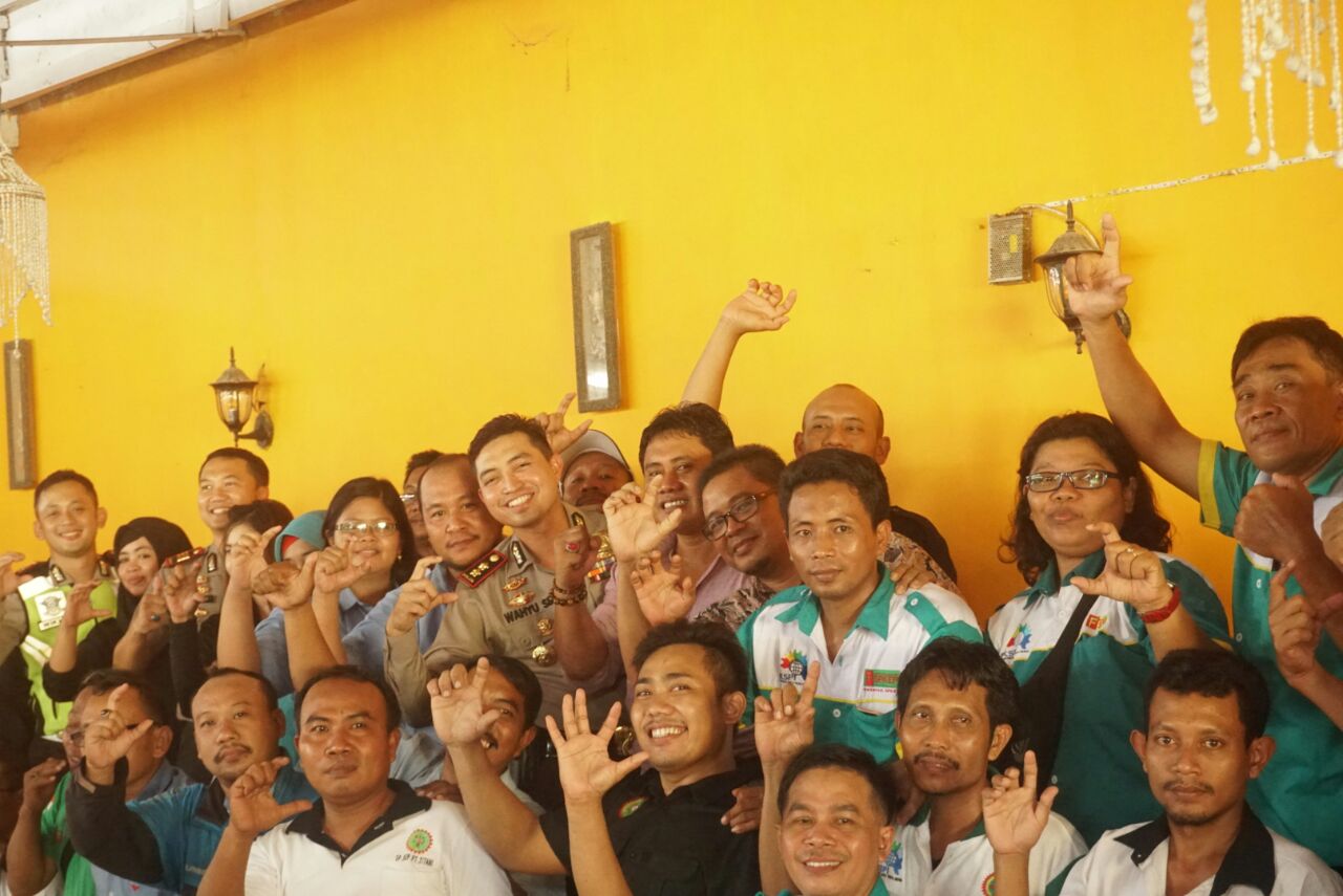 Kapolres Gresik AKBP Wahyu S. Bintoro bersama Kelompok Serikat Pekerja (SP) DPC FSP KEP MBU KSPI