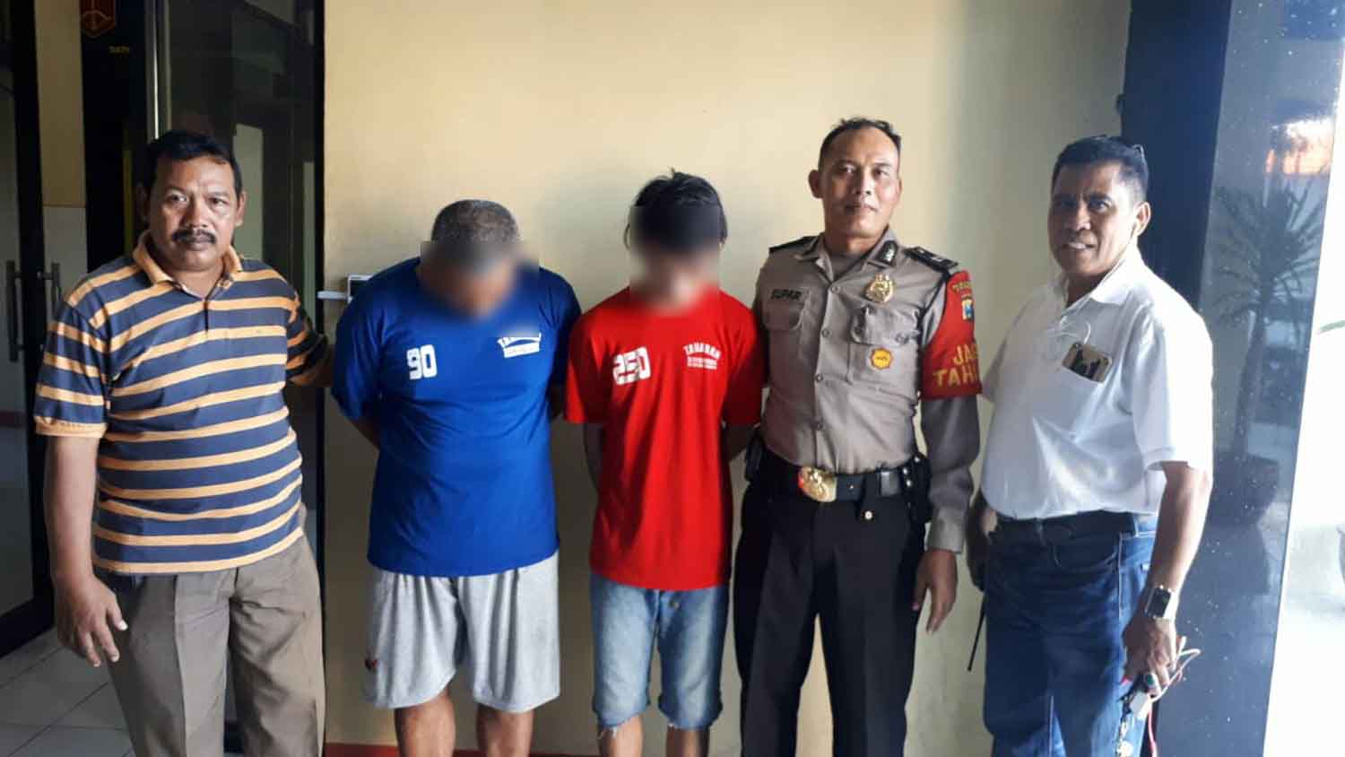 Kedua tersangka didampingi petugas