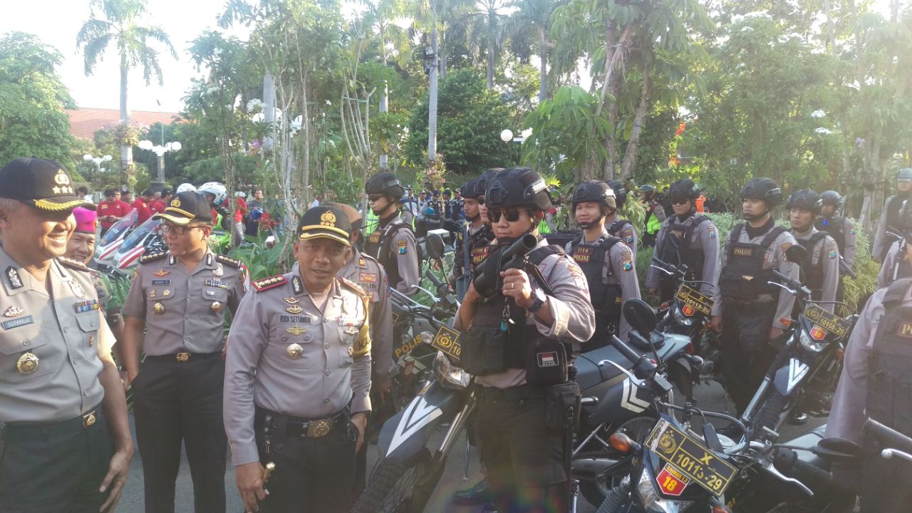 Kapolrestabes melakukan pemeriksaan kesiapan pasukan.