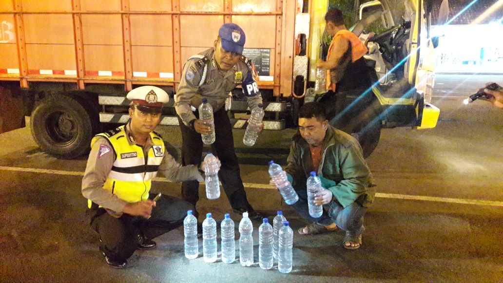 Petugas mengamankan arak bali yang disimpan dalam truk