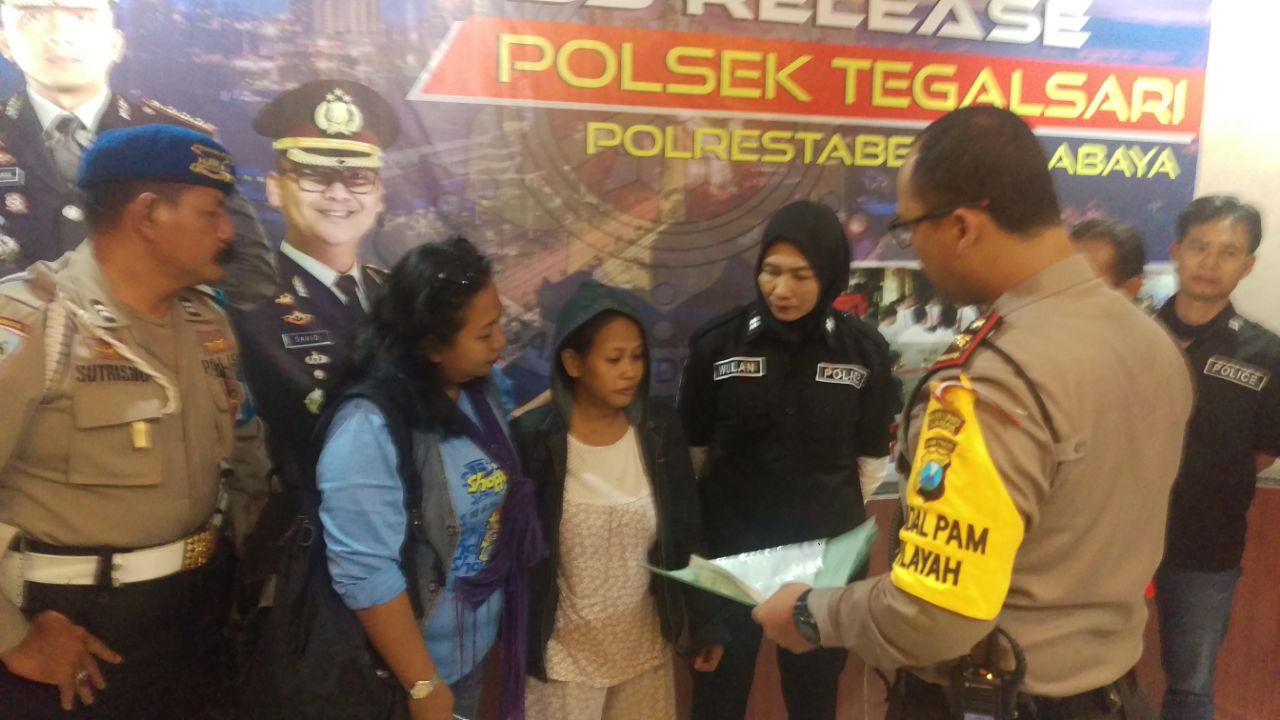 Riyatin (baju putih) di Mapolsek Tegalsari.