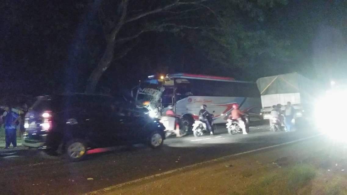 Bus terlihat penyok bagian samping.