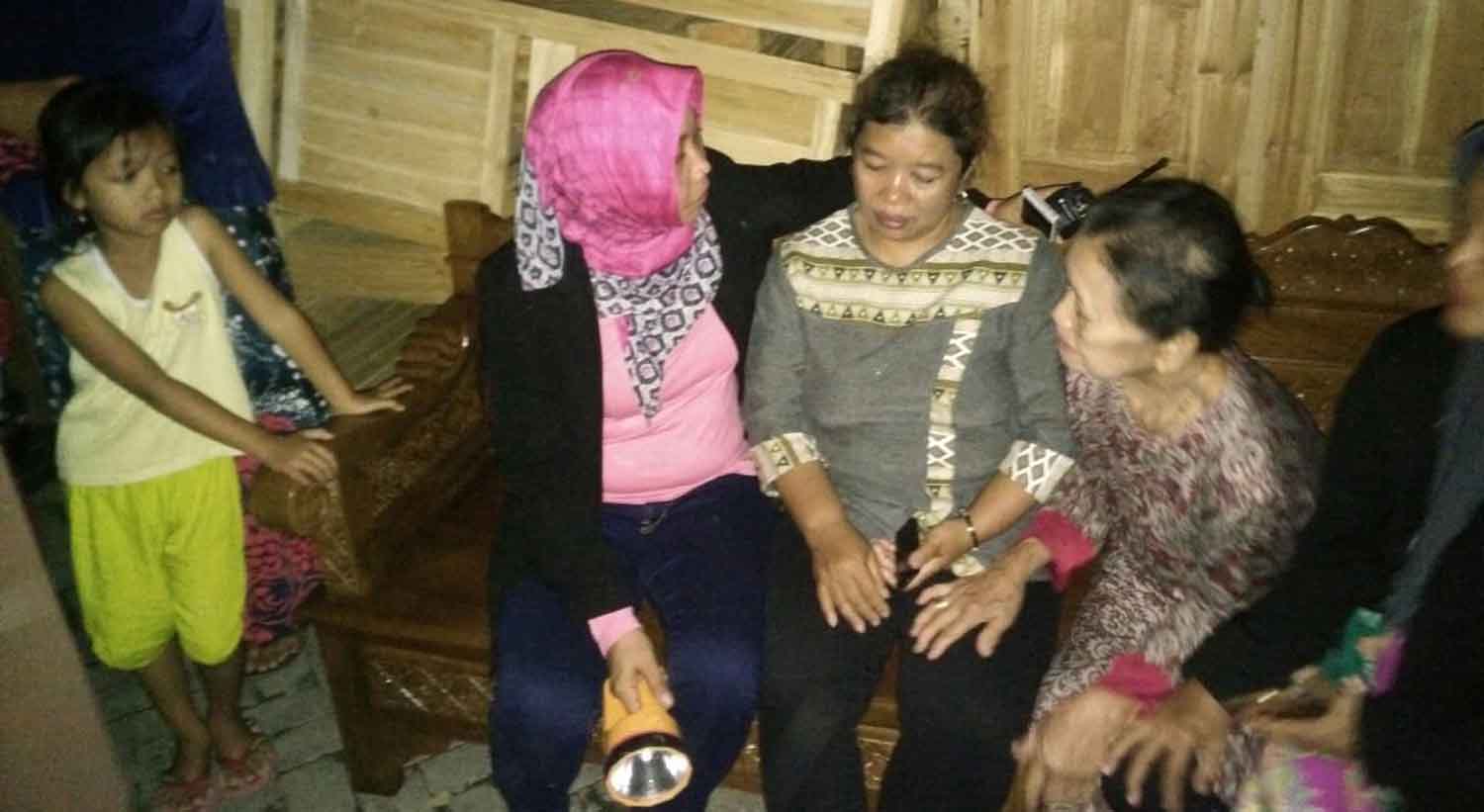  Eny Hidayati (nomor dua dari kanan) di rumahnya.