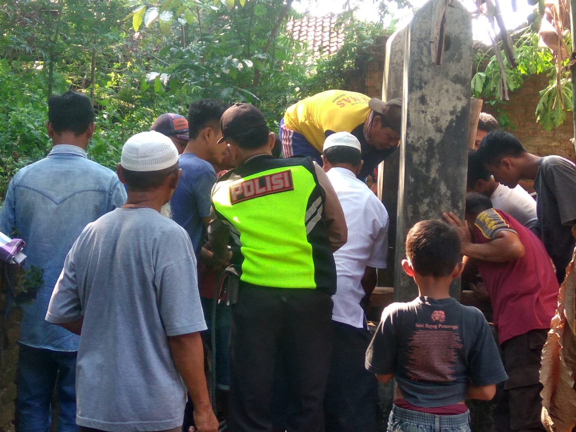 Petugas bersama warga hendak mengevakuasi korban. 