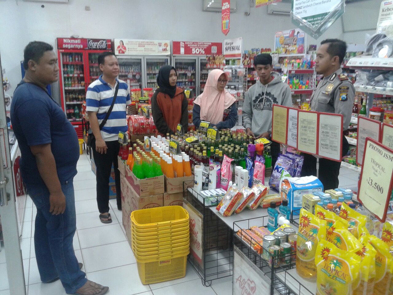 Petugas melakukan oleh tempat kejadian perkara.