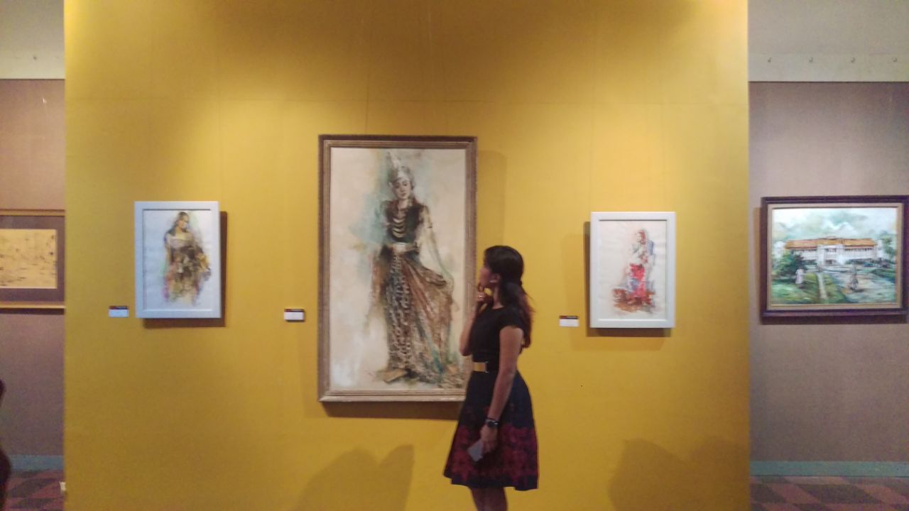 Salah satu pengunjung melihat lukisan/Foto: Arry Saputra