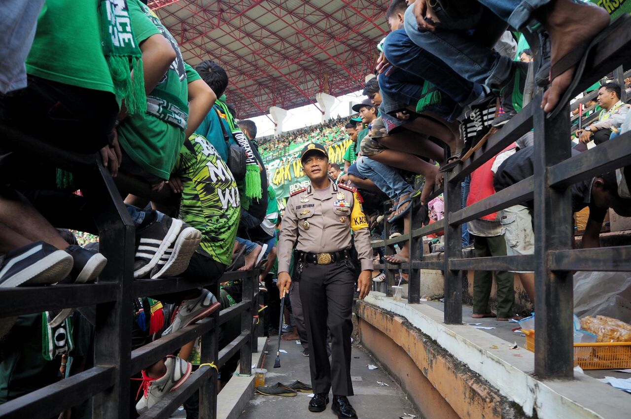 Kapolrestabes Surabaya Kombes Pol Rudi Setiawan diantara bonek