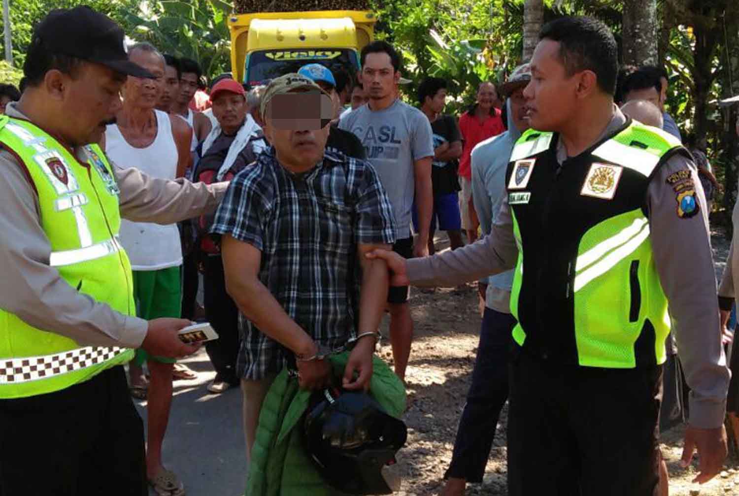 Ditendang Siswi SMK, Jambret Ini Tersungkur di Jalan
