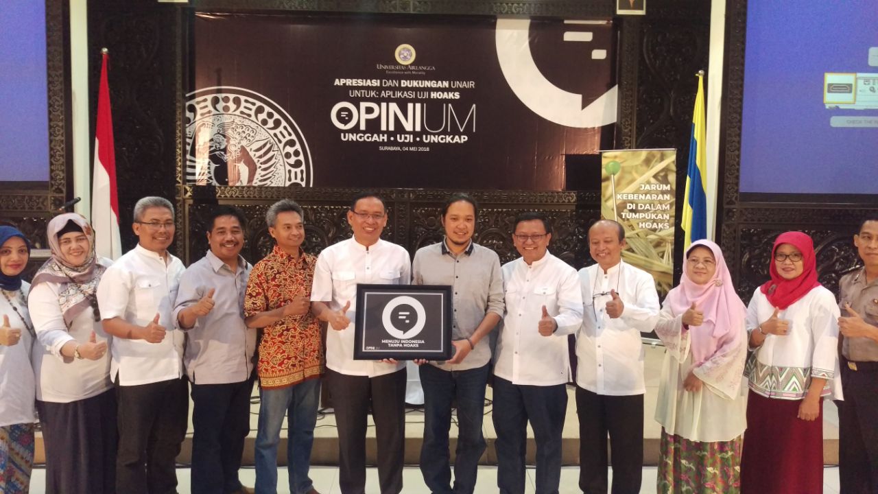 Sabrang menerima simbol apresiasi dari Rektor Unair.