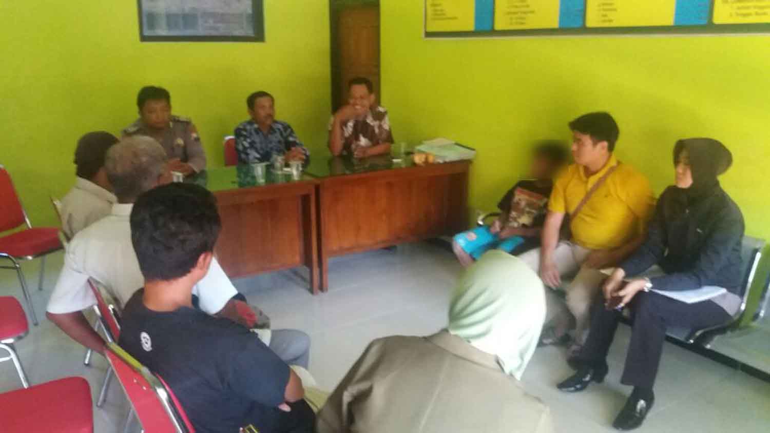 Mediasi yang dilakuan aparat di balai desa.