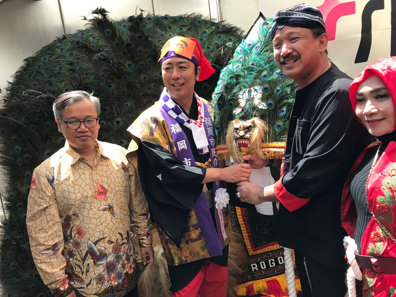 Bupati Ipong memberikan dadak merak mini ke Wali Kota Fukuoka