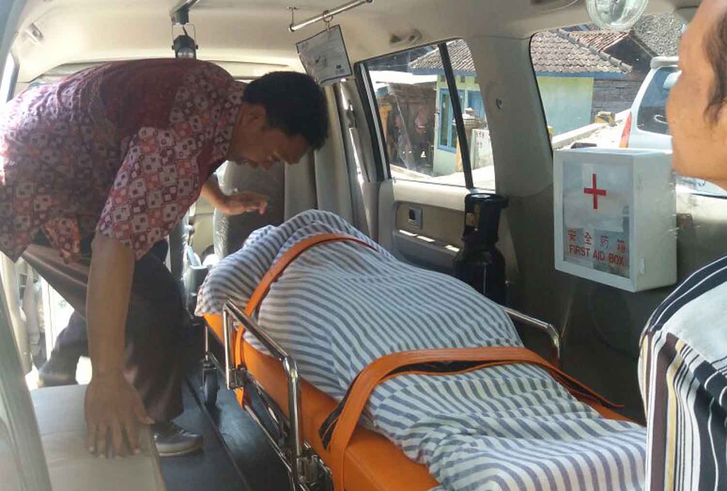 Jenazah korban usai dievakuasi/Foto: Mita Kusuma