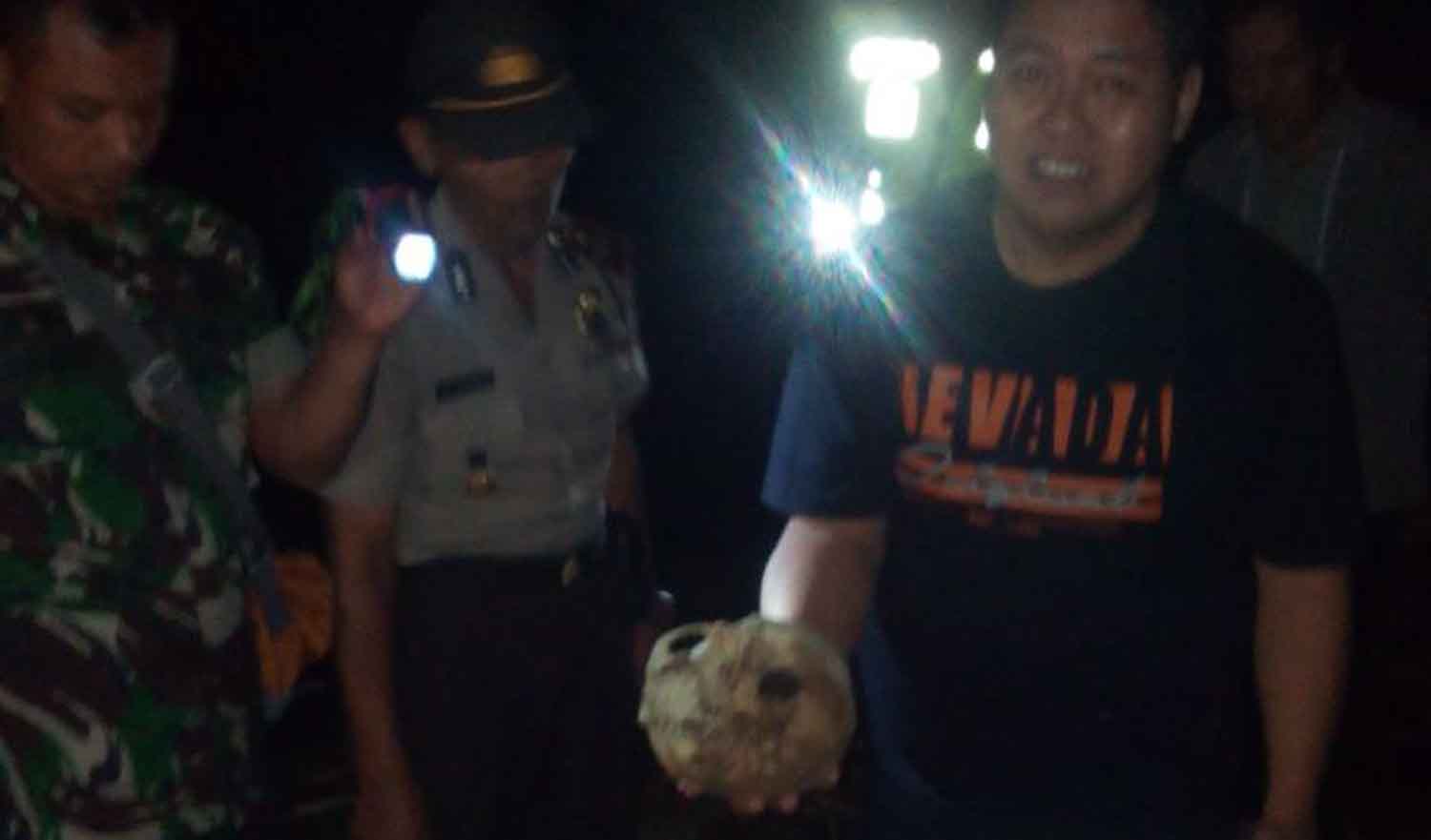 Tengkorak yang ditemukan diamankan petugas.