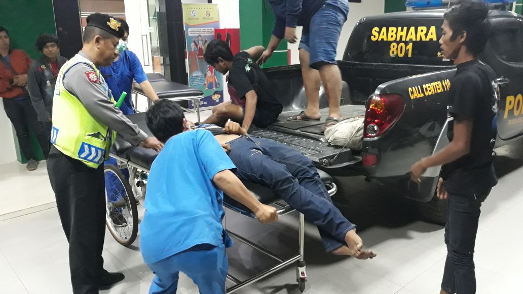 Petugas mengevakuasi korban kecelakaan ke rumah sakit terdekat