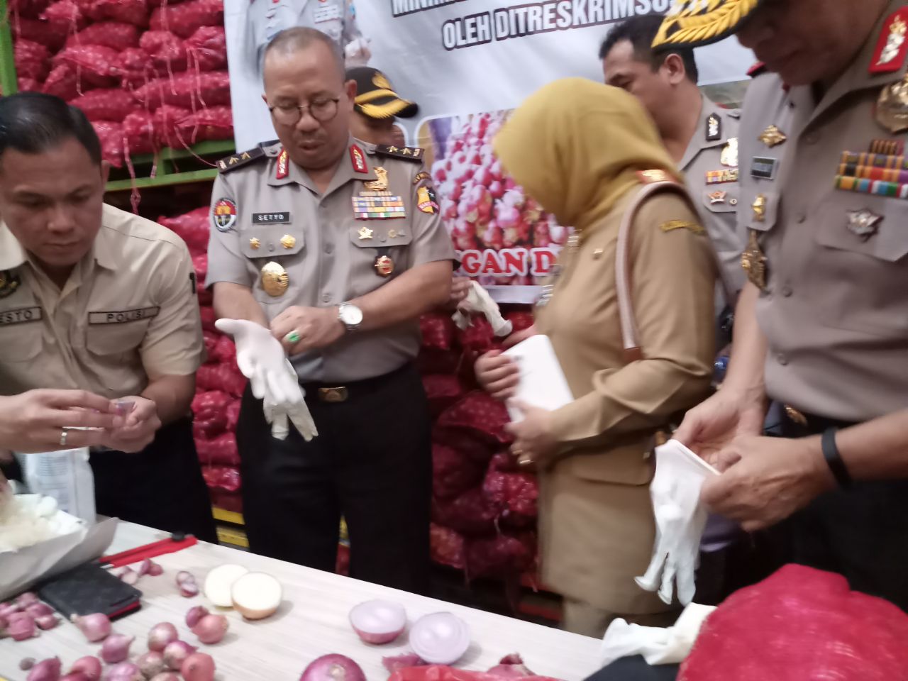 Kasatgas Pangan Mabes Polri, Irjen Pol Drs Setyo Wasisto menunjukkan bawang bombai import ilegal.