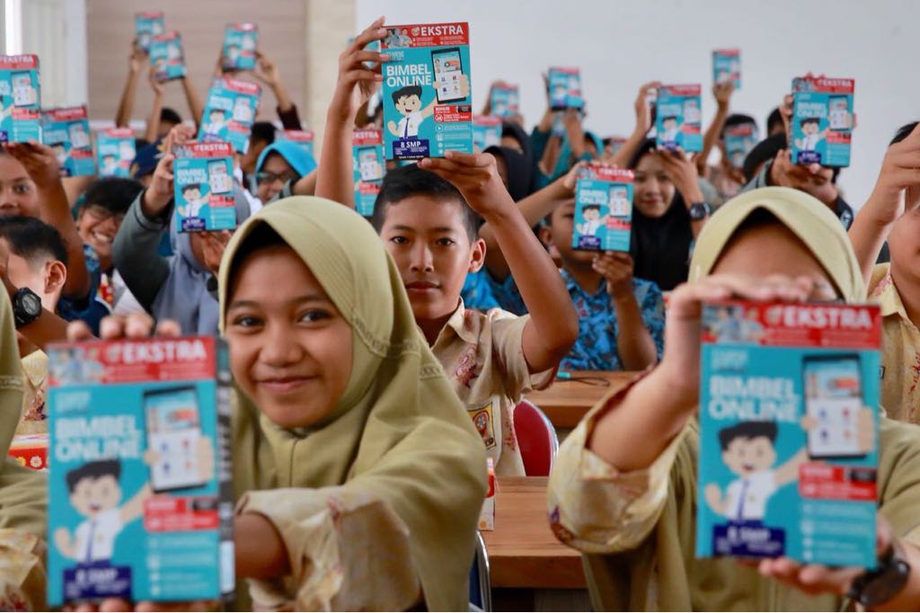 Para siswa menunjukkan aplikasi Ruangguru/Foto: Istimewa