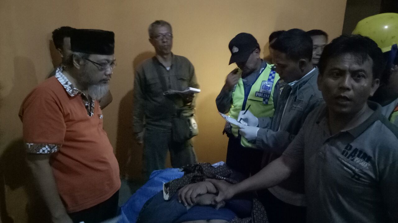 Warga usai mengevakuasi jenazah korban/Foto: Mita Kusuma