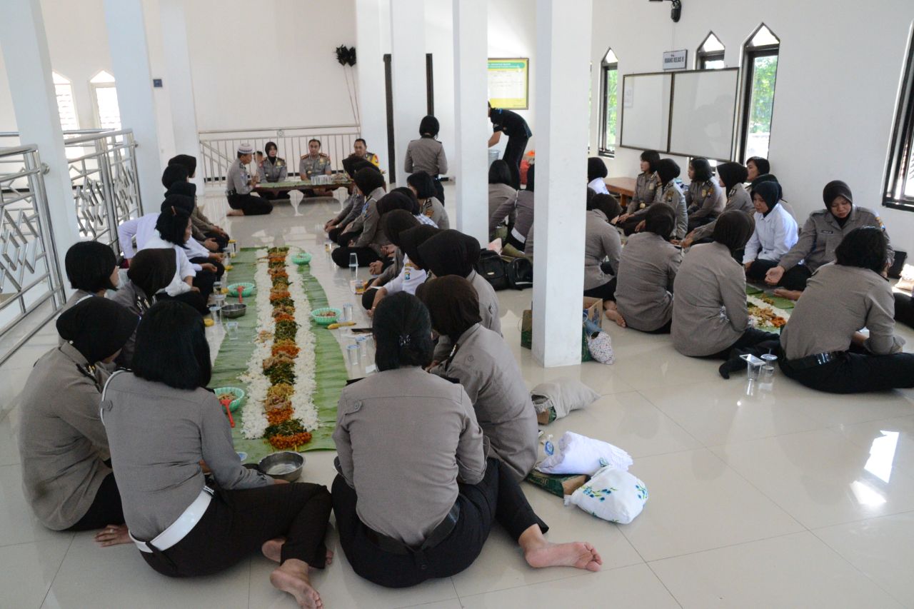 Sambut Ramadan, Polwan Polres Ponorogo Gelar Megengan di Masjid