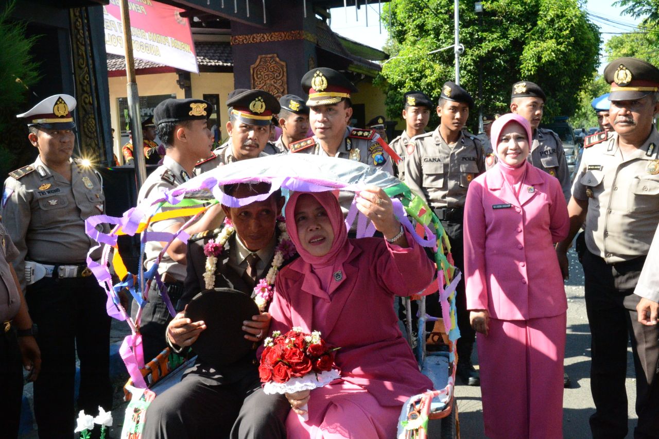 AKBP Radiant mengayuh becak mengantarkan personel yang purna tugas.
