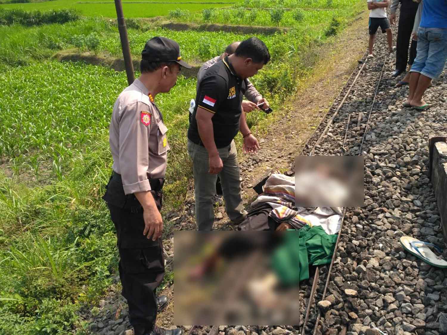 Petugas mengidentifikasi korban.