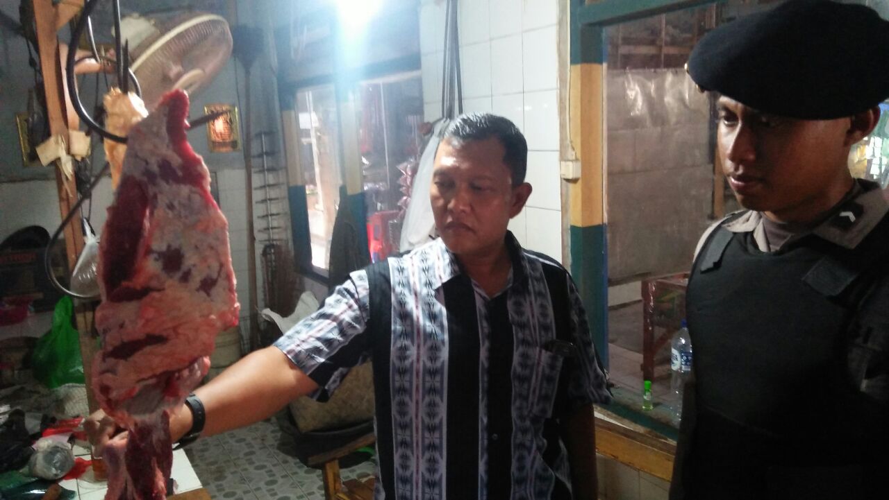 Petugas saat melakukan razia dan sidak barang dagangan di pasar.
