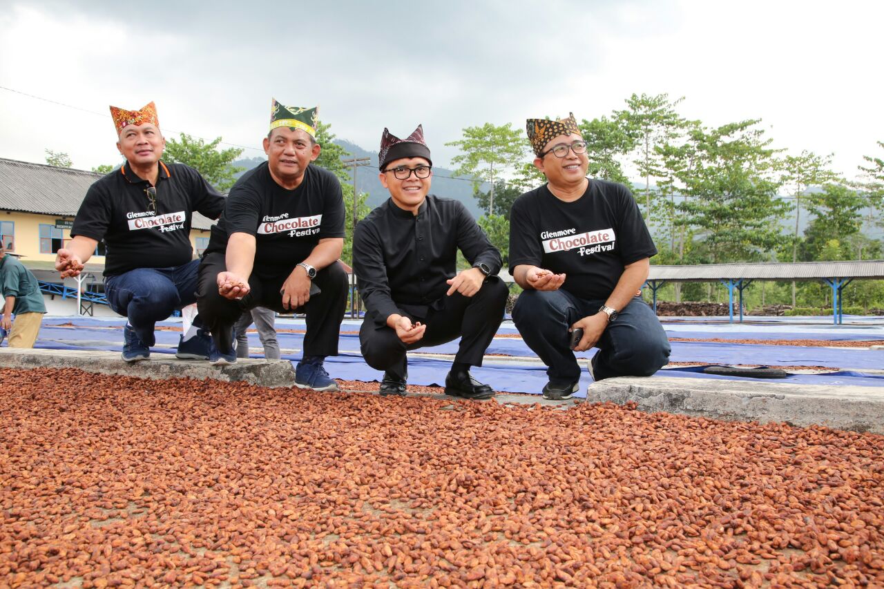 Nampak Bupati Banyuwangi Abdullah Azwar Anas menunjukkan Cokelat hasil bumi Banyuwangi