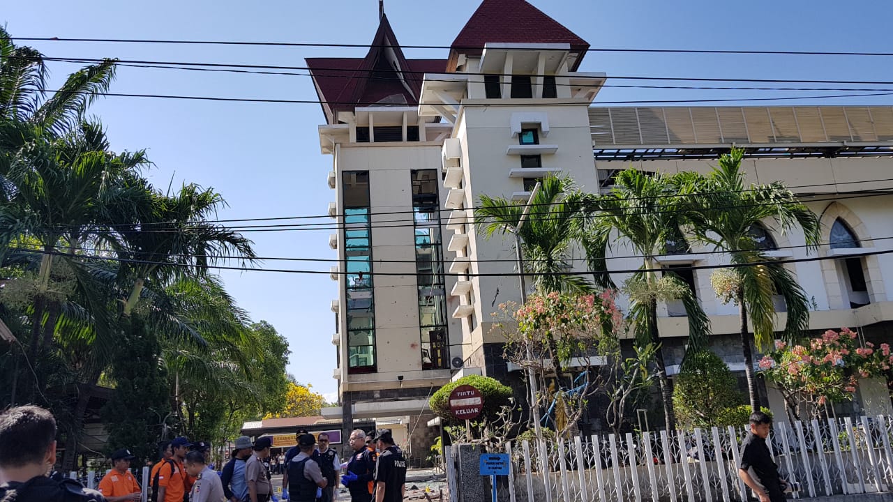 Minggu Bom yang meledak di gereja Santa Maria Tak Bercela Surabaya membawa kerusakan dan korban tewas.