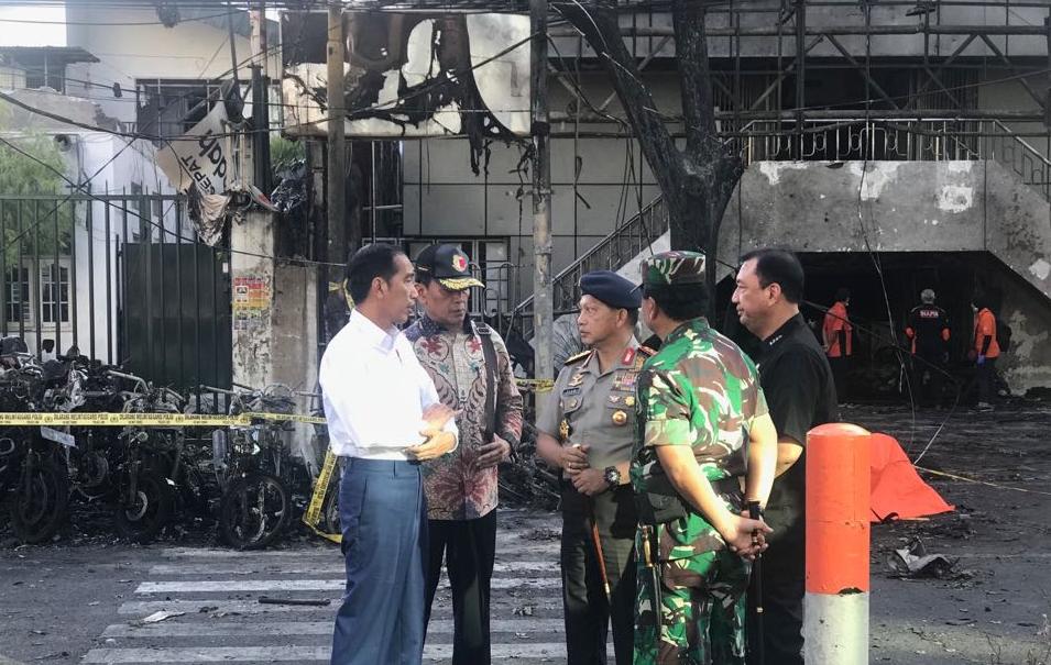 Presiden Joko Widodo bersama pucuk pimpinan keamanan Negara, diantaranya Kapolri Jenderal Tito Karnavian, Panglima TNI Marsekal Hadi Tjahjanto, serta Kepala Badan Intelijen Negara (BIN) Budi Gunawan
