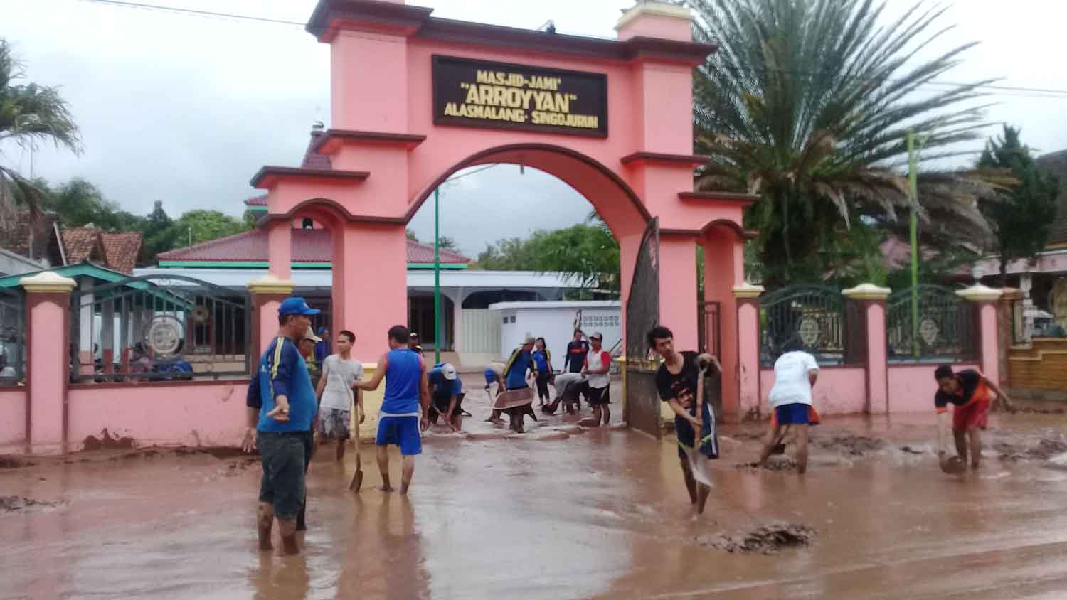 Warga sedang membersihkan lumpur di Masjid Arroyyan Alas Malang
